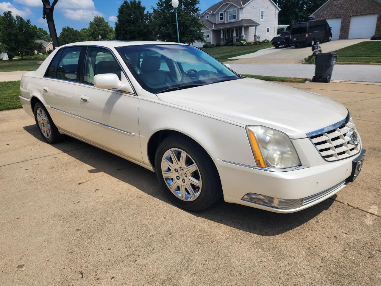Cadillac DTS 4dr Sdn w/1SD 2010