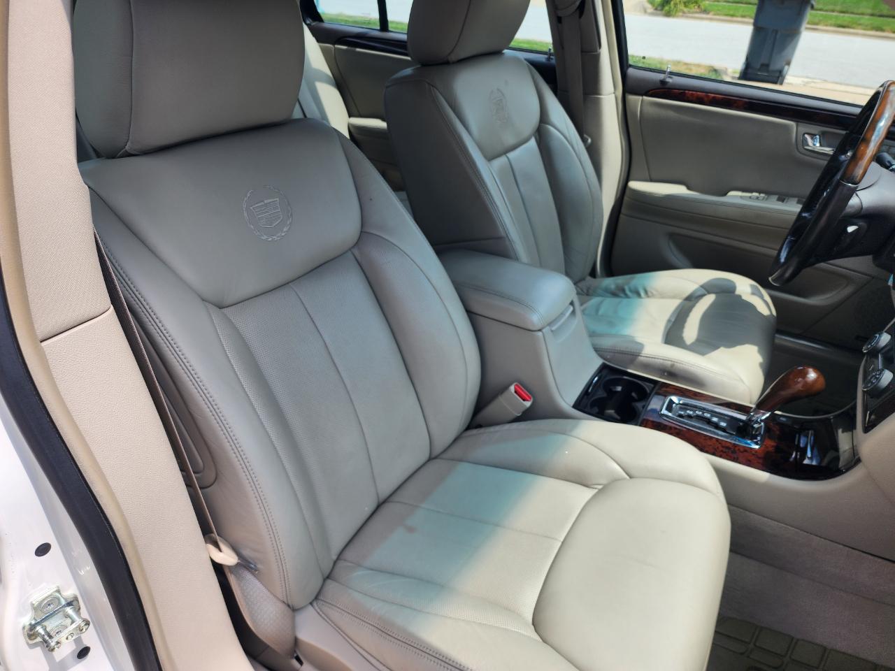 Cadillac DTS 4dr Sdn w/1SD 2010