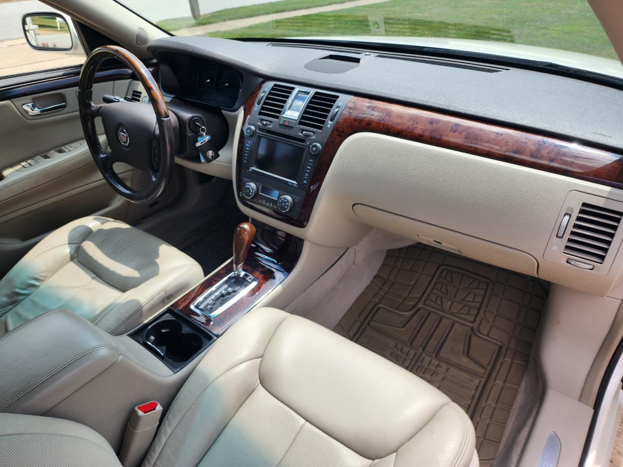 Cadillac DTS 4dr Sdn w/1SD 2010