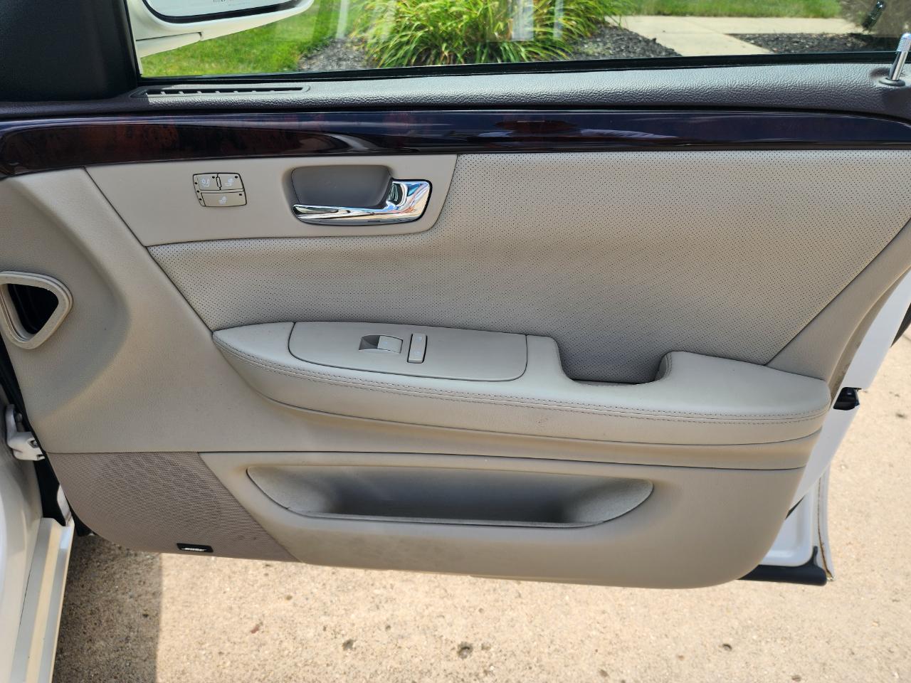 Cadillac DTS 4dr Sdn w/1SD 2010