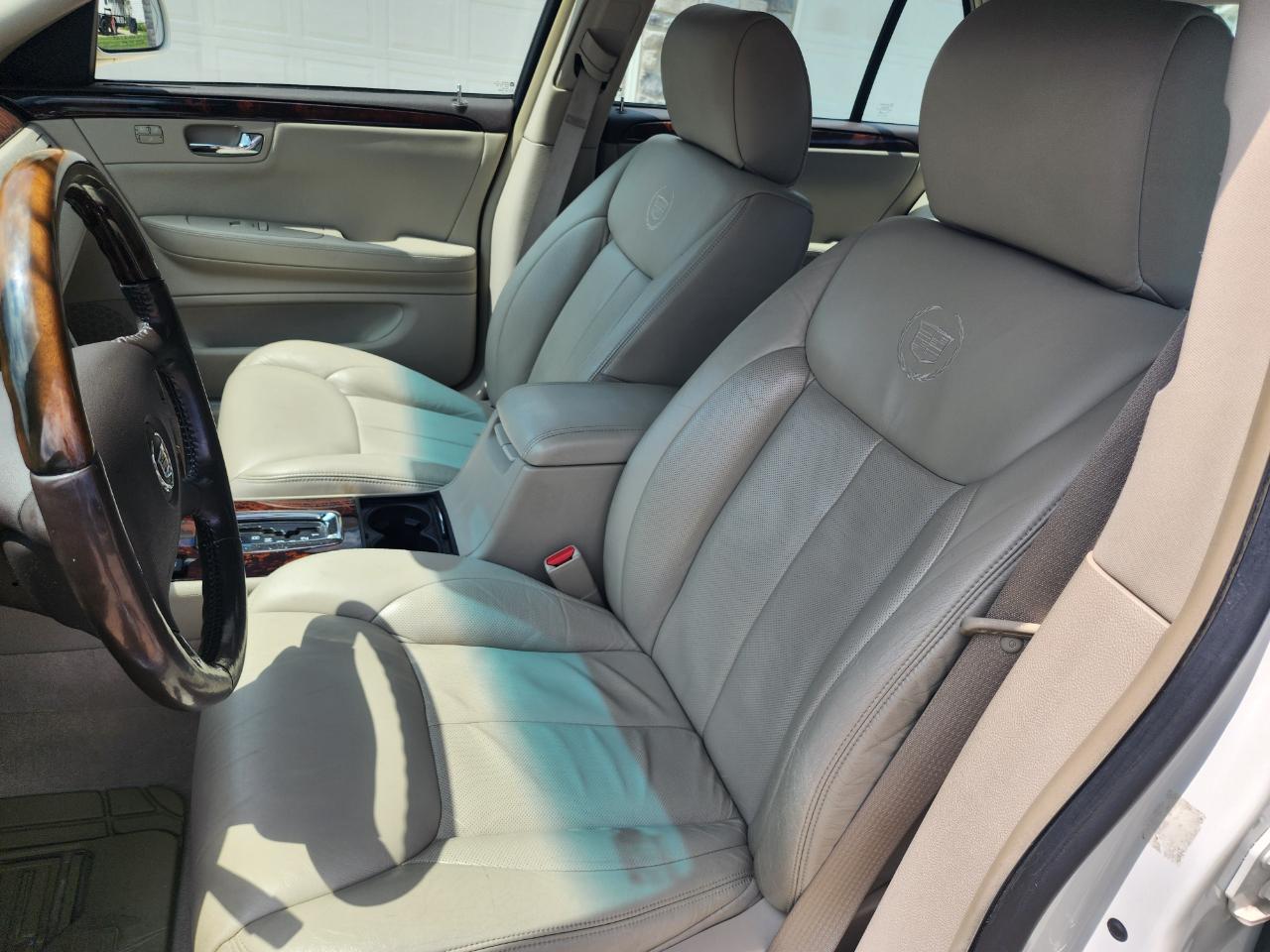 Cadillac DTS 4dr Sdn w/1SD 2010