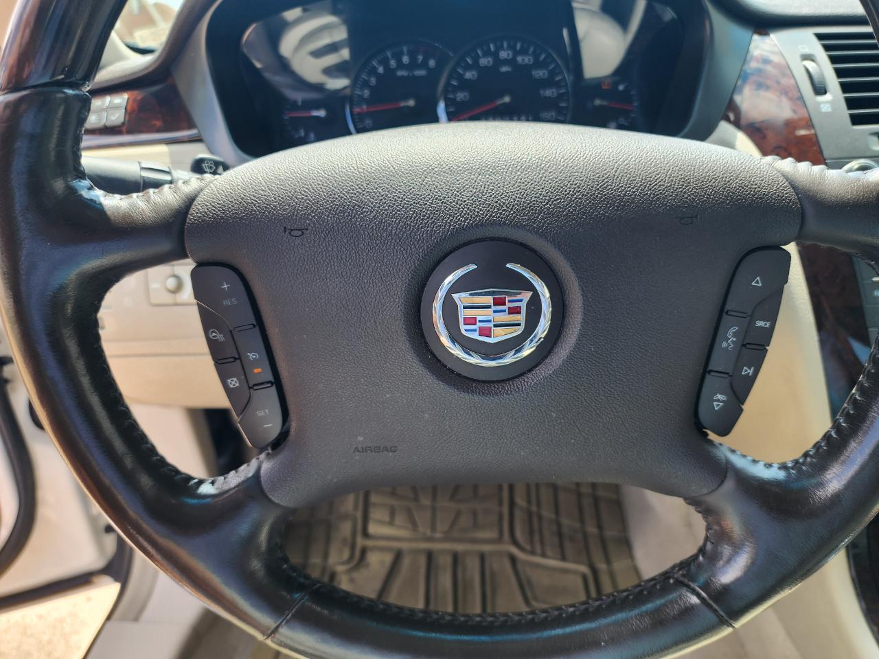 Cadillac DTS 4dr Sdn w/1SD 2010