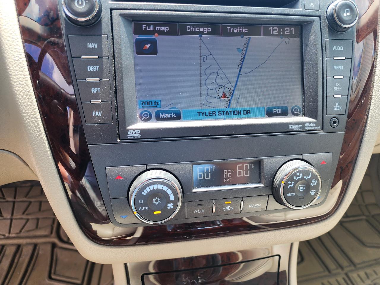 Cadillac DTS 4dr Sdn w/1SD 2010
