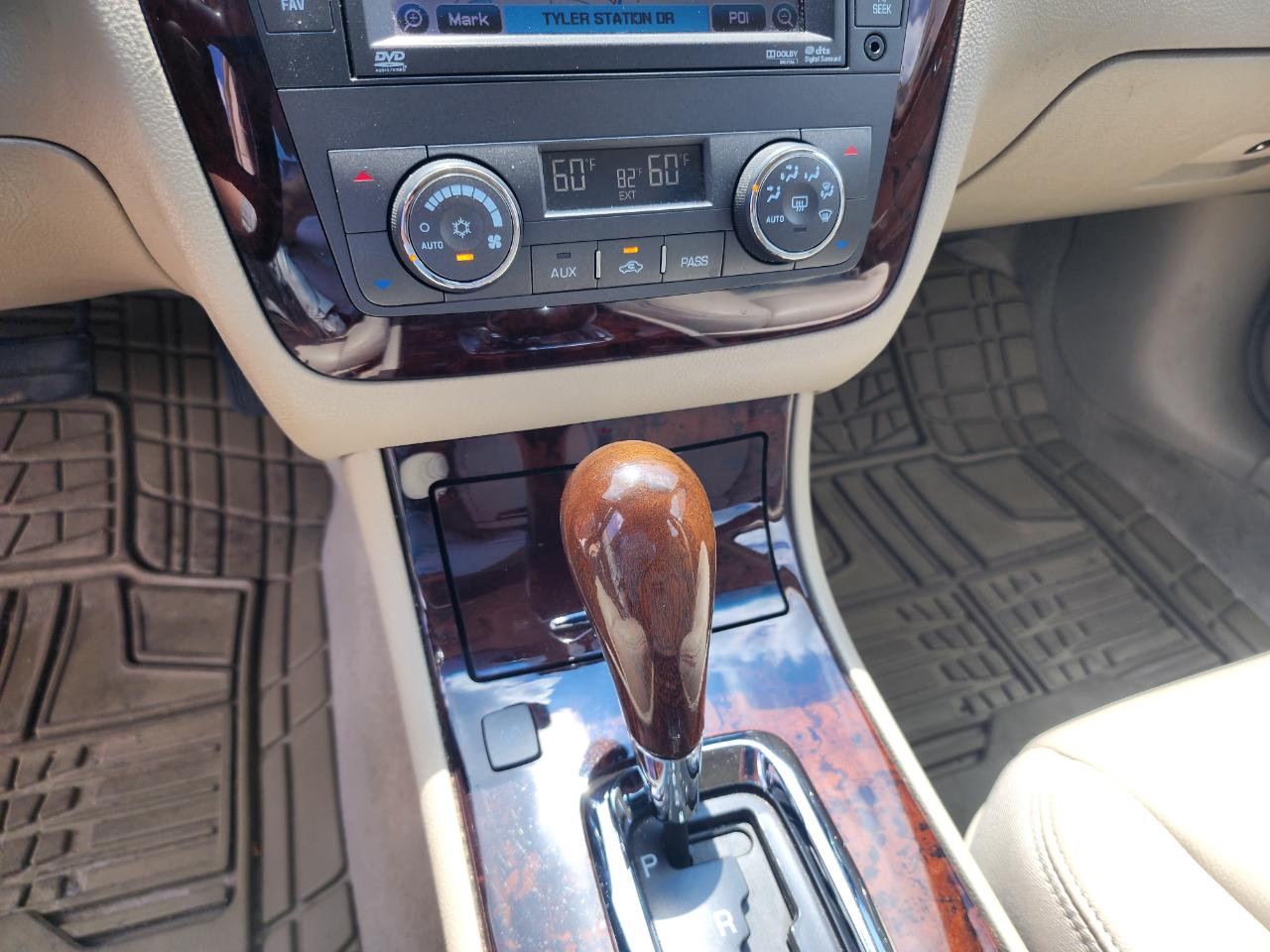 Cadillac DTS 4dr Sdn w/1SD 2010