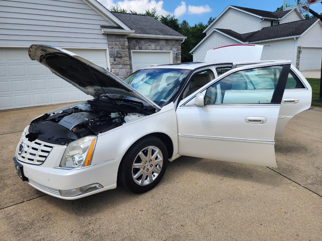 Cadillac DTS 4dr Sdn w/1SD 2010