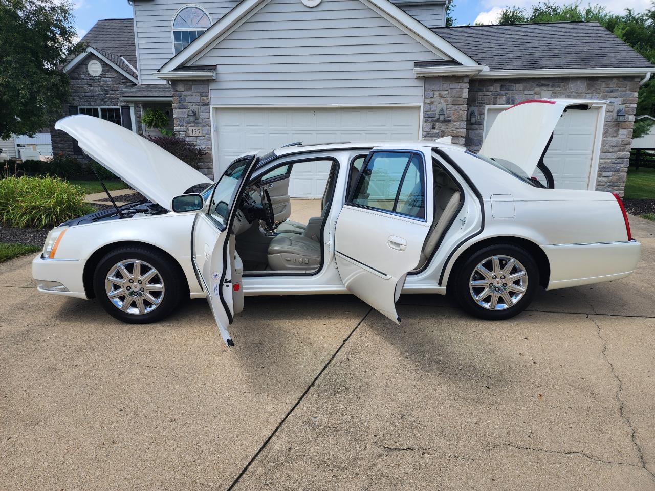 Cadillac DTS 4dr Sdn w/1SD 2010