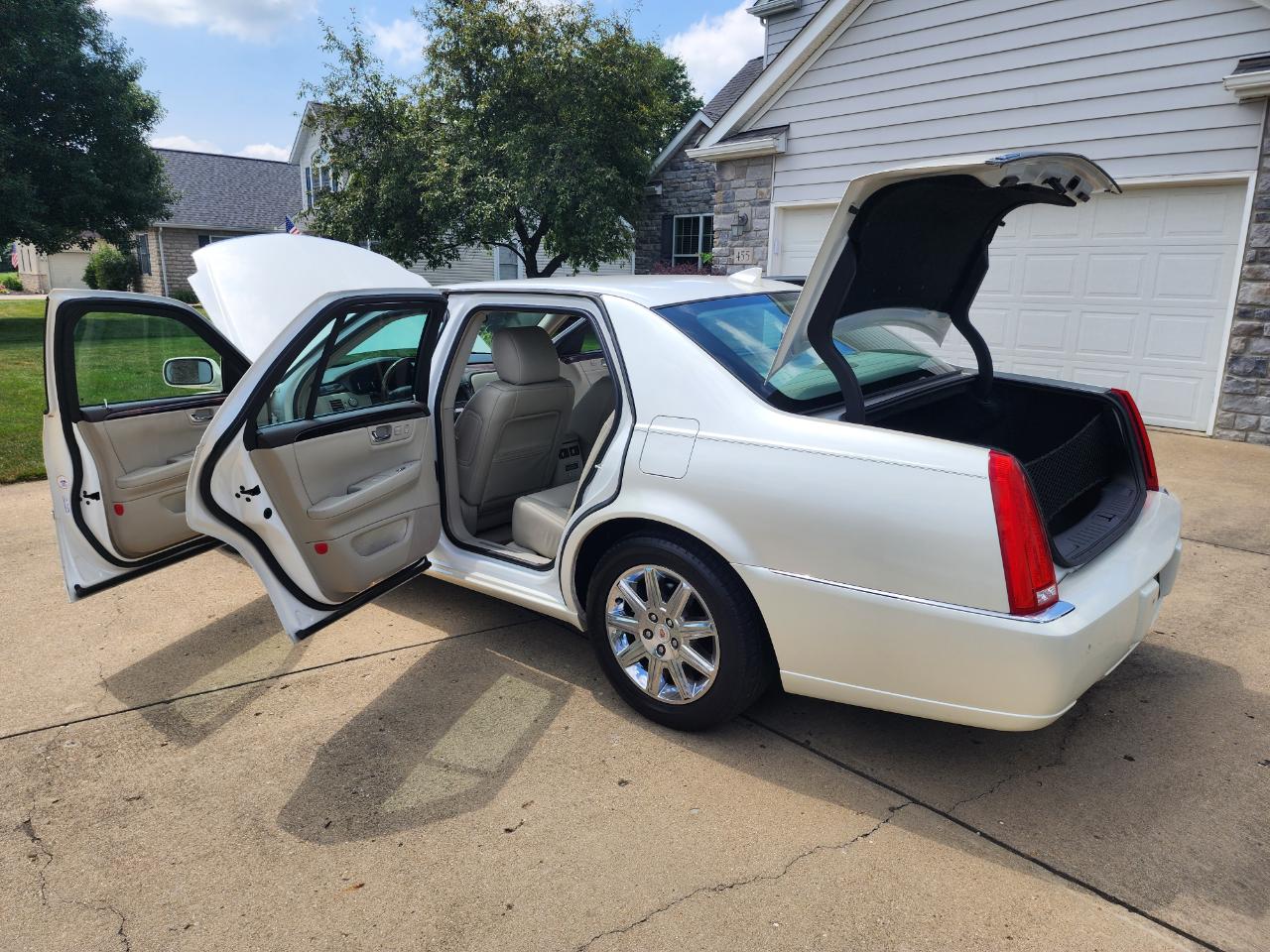 Cadillac DTS 4dr Sdn w/1SD 2010