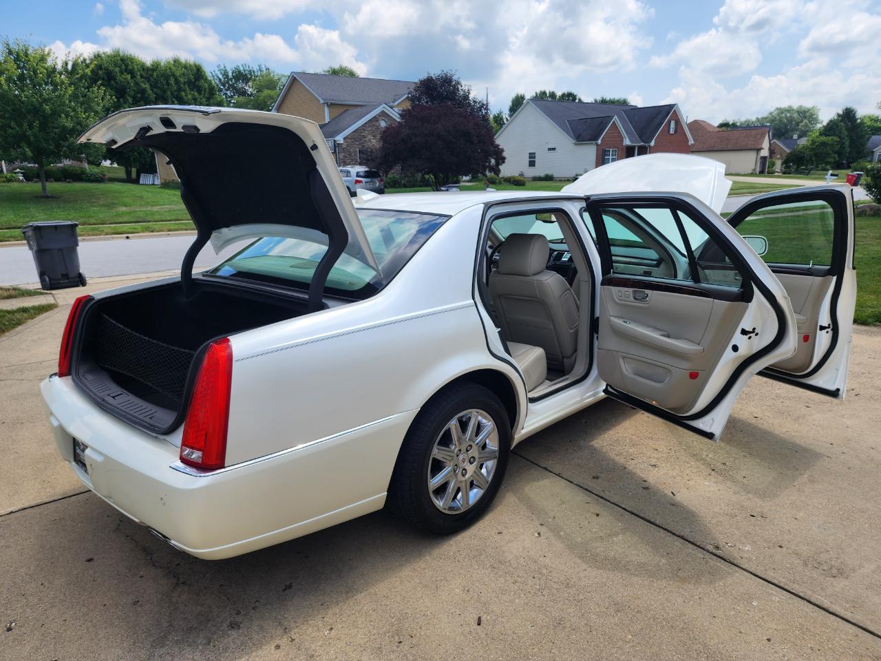 Cadillac DTS 4dr Sdn w/1SD 2010