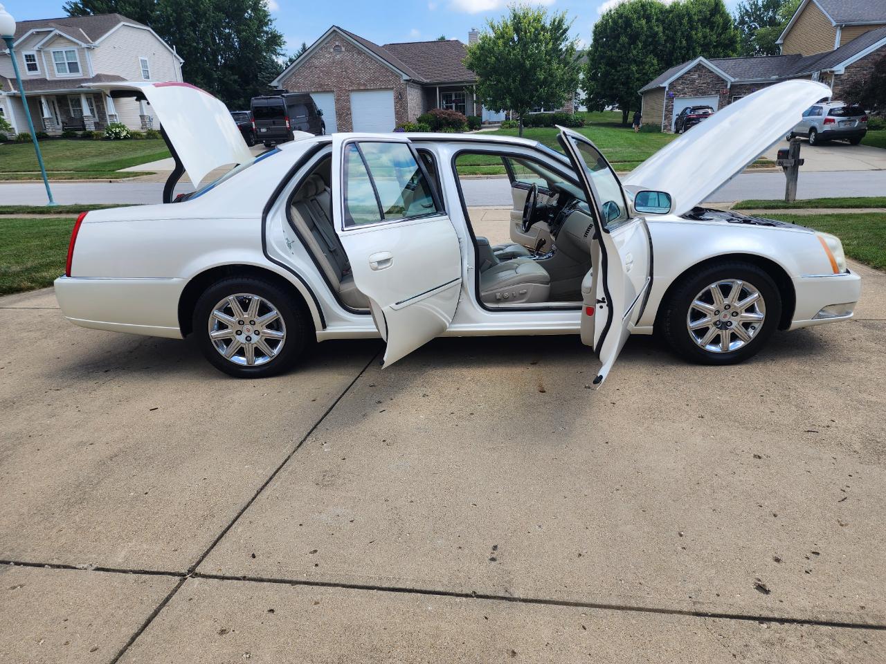 Cadillac DTS 4dr Sdn w/1SD 2010