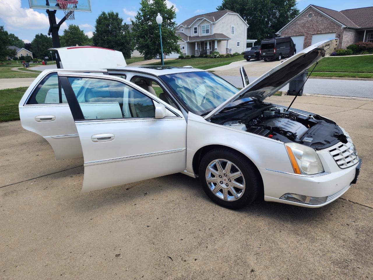 Cadillac DTS 4dr Sdn w/1SD 2010