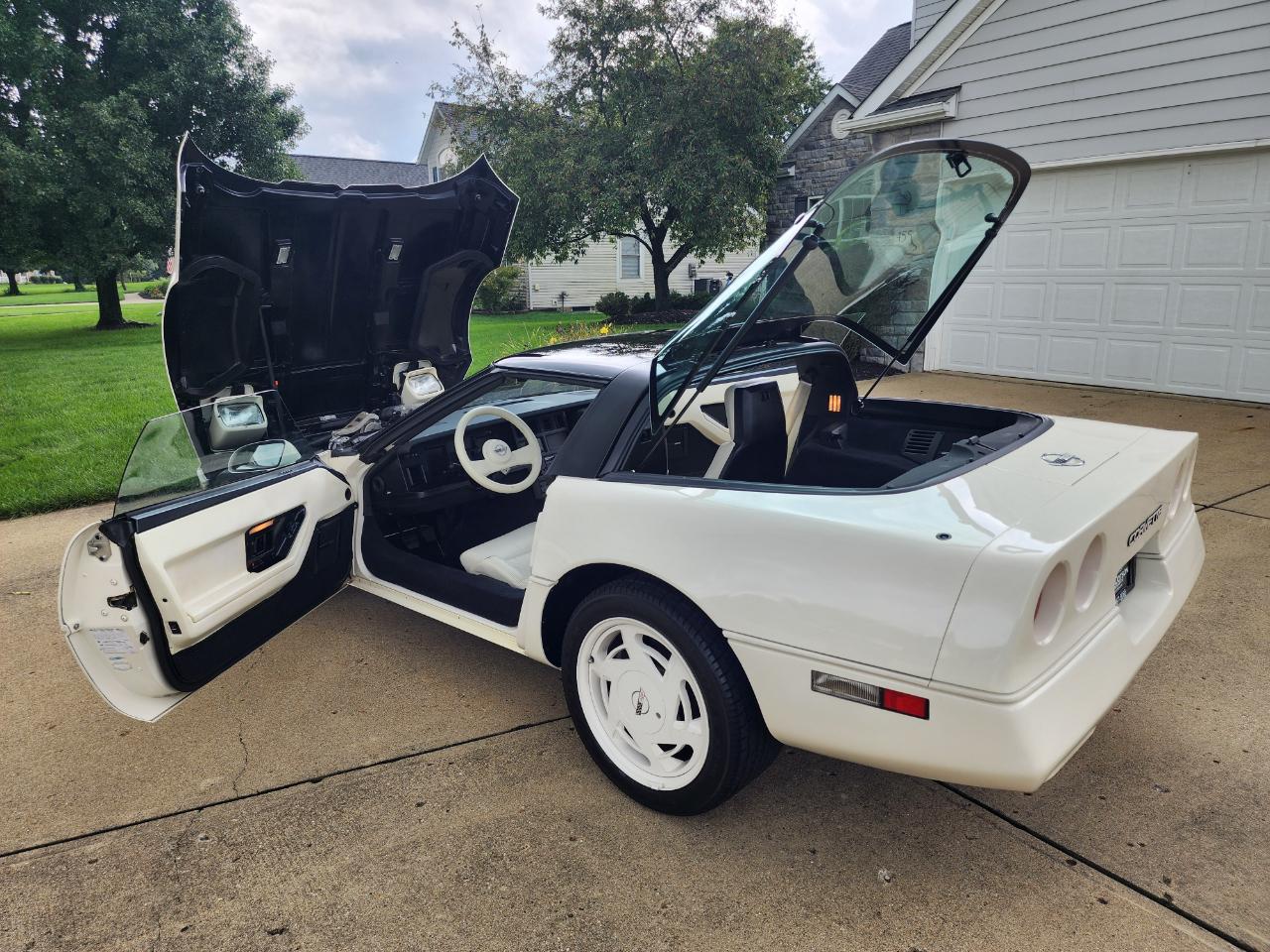 Chevrolet Corvette 2dr Hatchback Coupe 1988