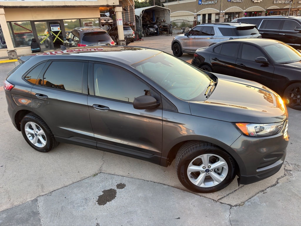 2020 Ford Edge SE photo 3