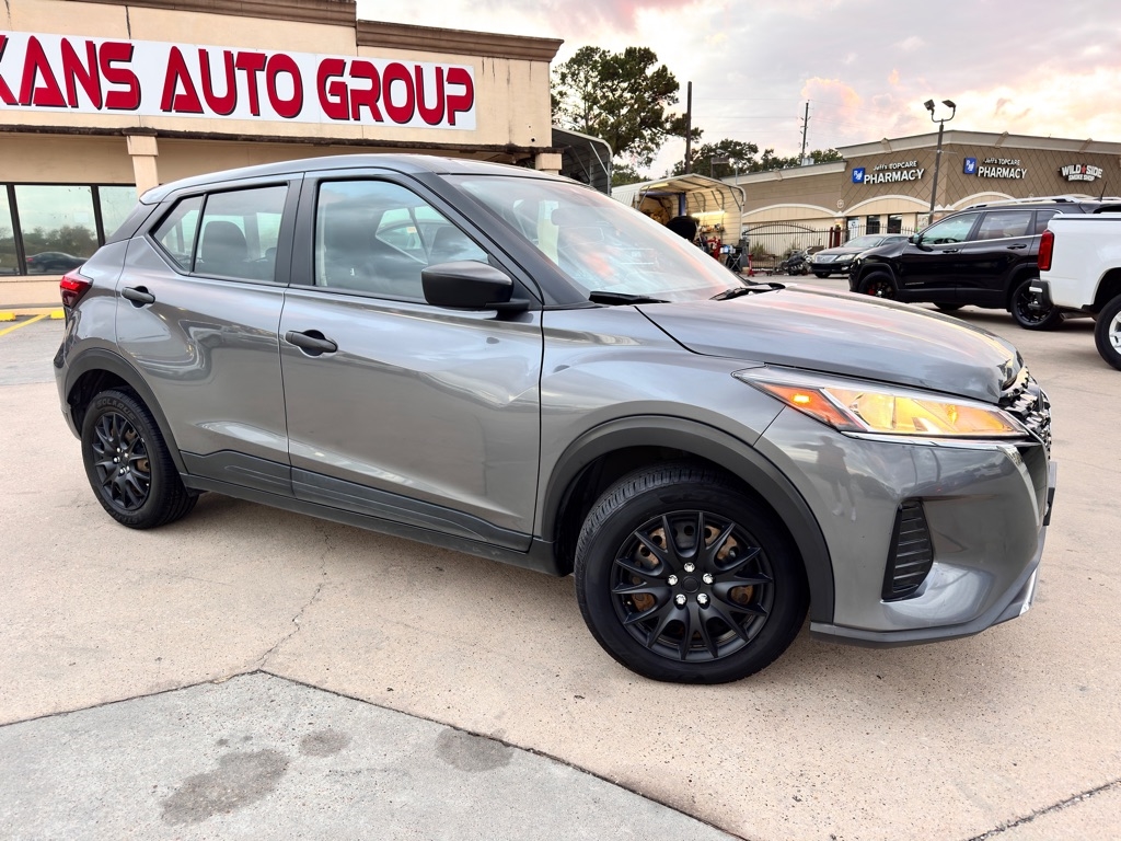 2023 Nissan Kicks S photo 2