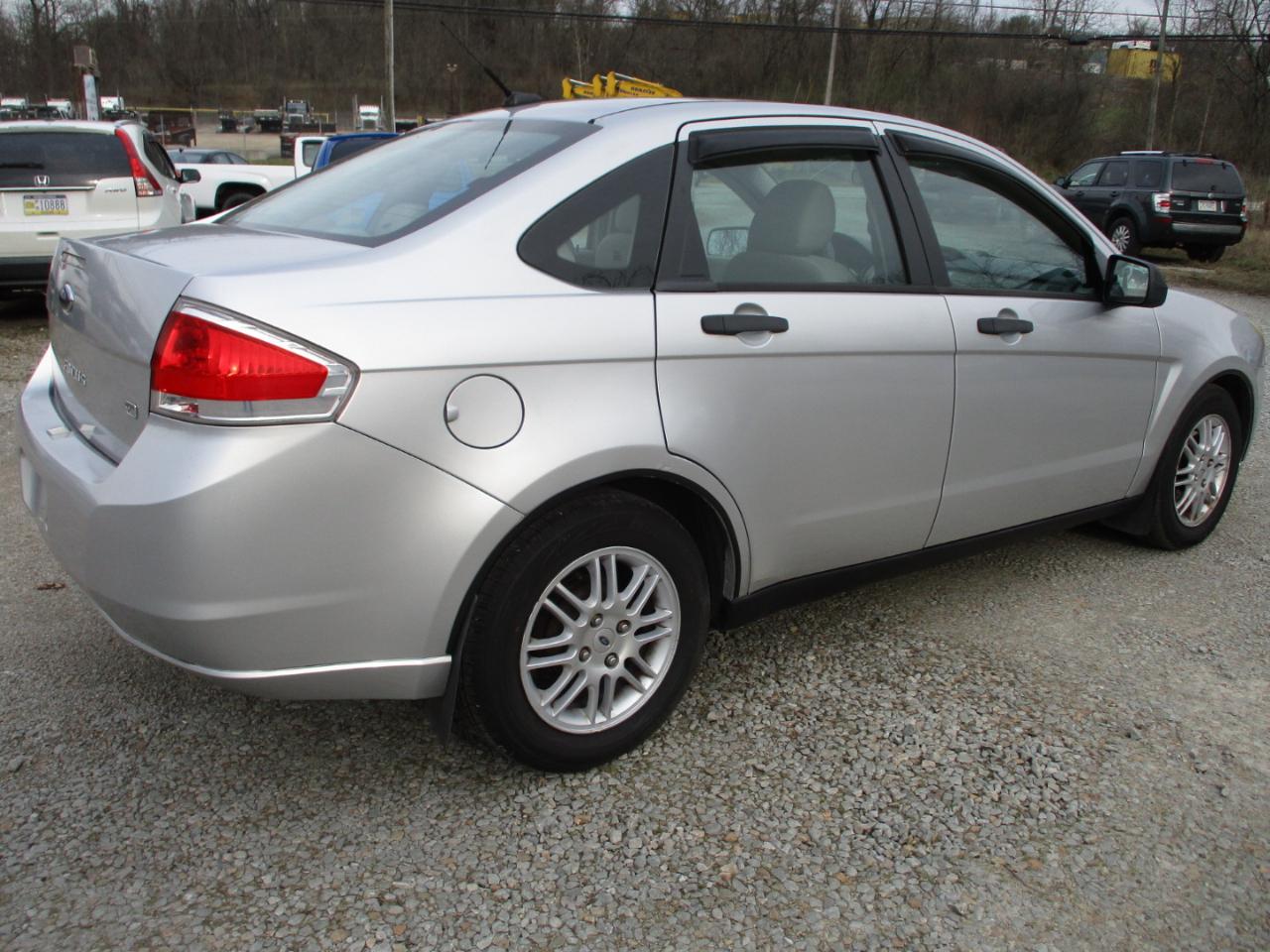 Ford Focus 4dr Sdn SE 2011