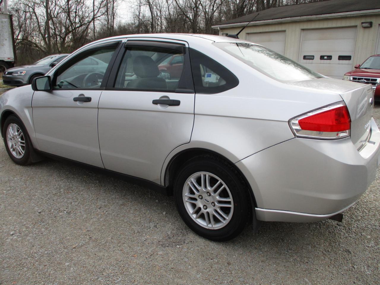 Ford Focus 4dr Sdn SE 2011