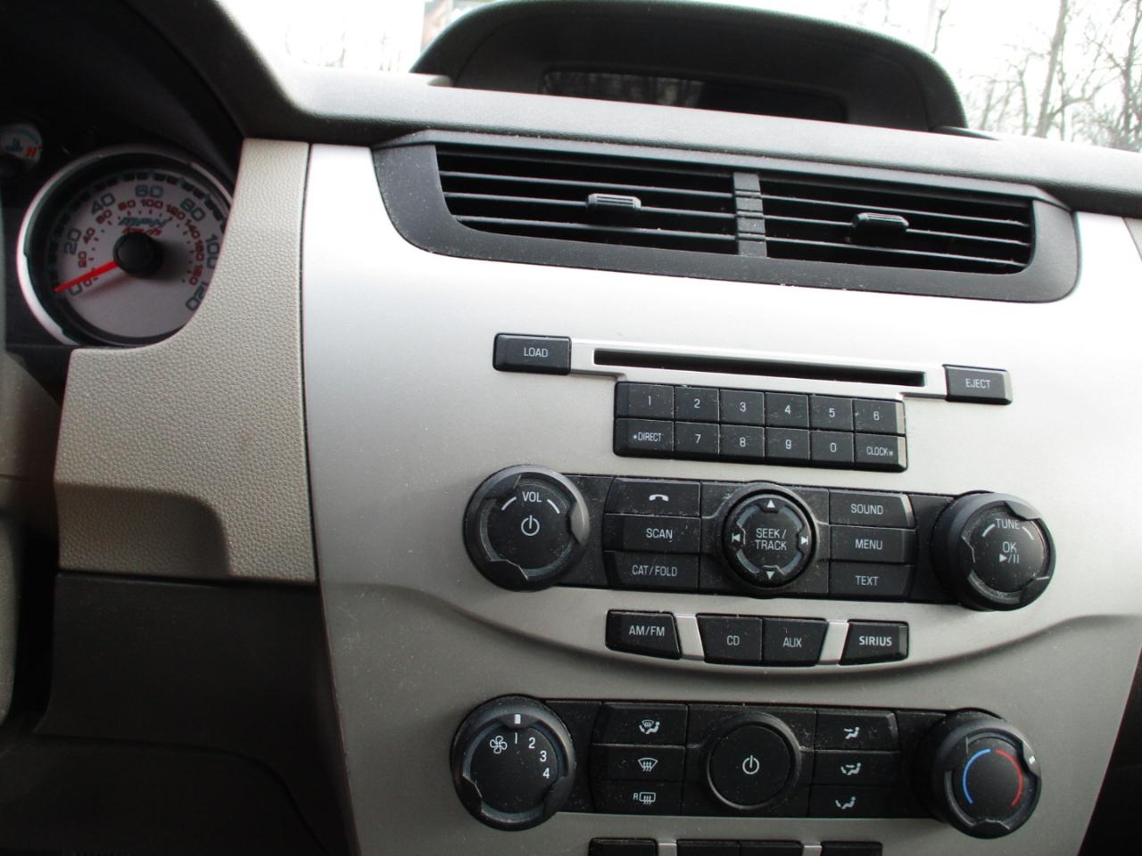 Ford Focus 4dr Sdn SE 2011