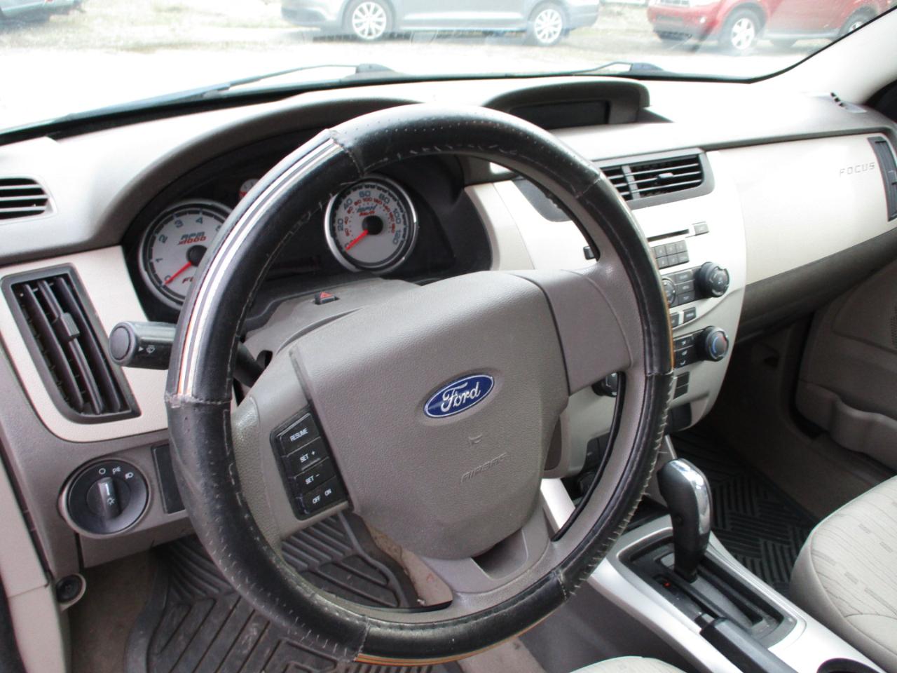 Ford Focus 4dr Sdn SE 2011