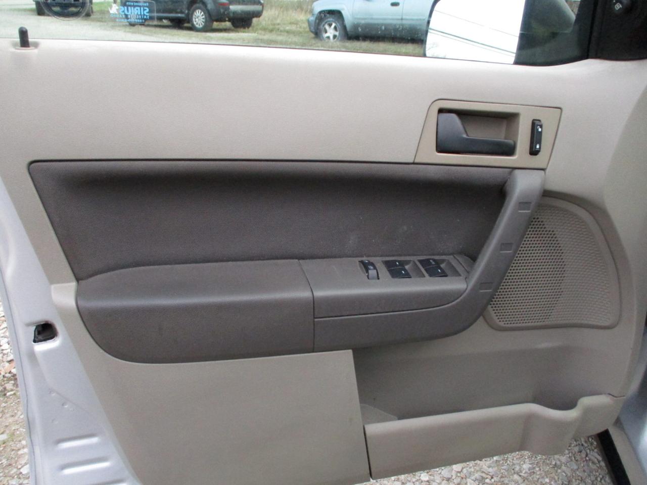 Ford Focus 4dr Sdn SE 2011