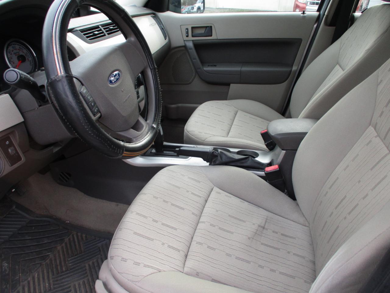 Ford Focus 4dr Sdn SE 2011