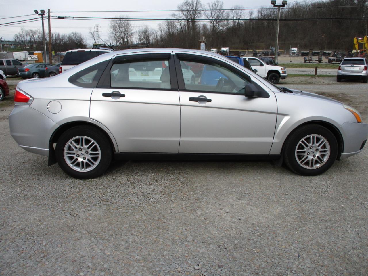 Ford Focus 4dr Sdn SE 2011