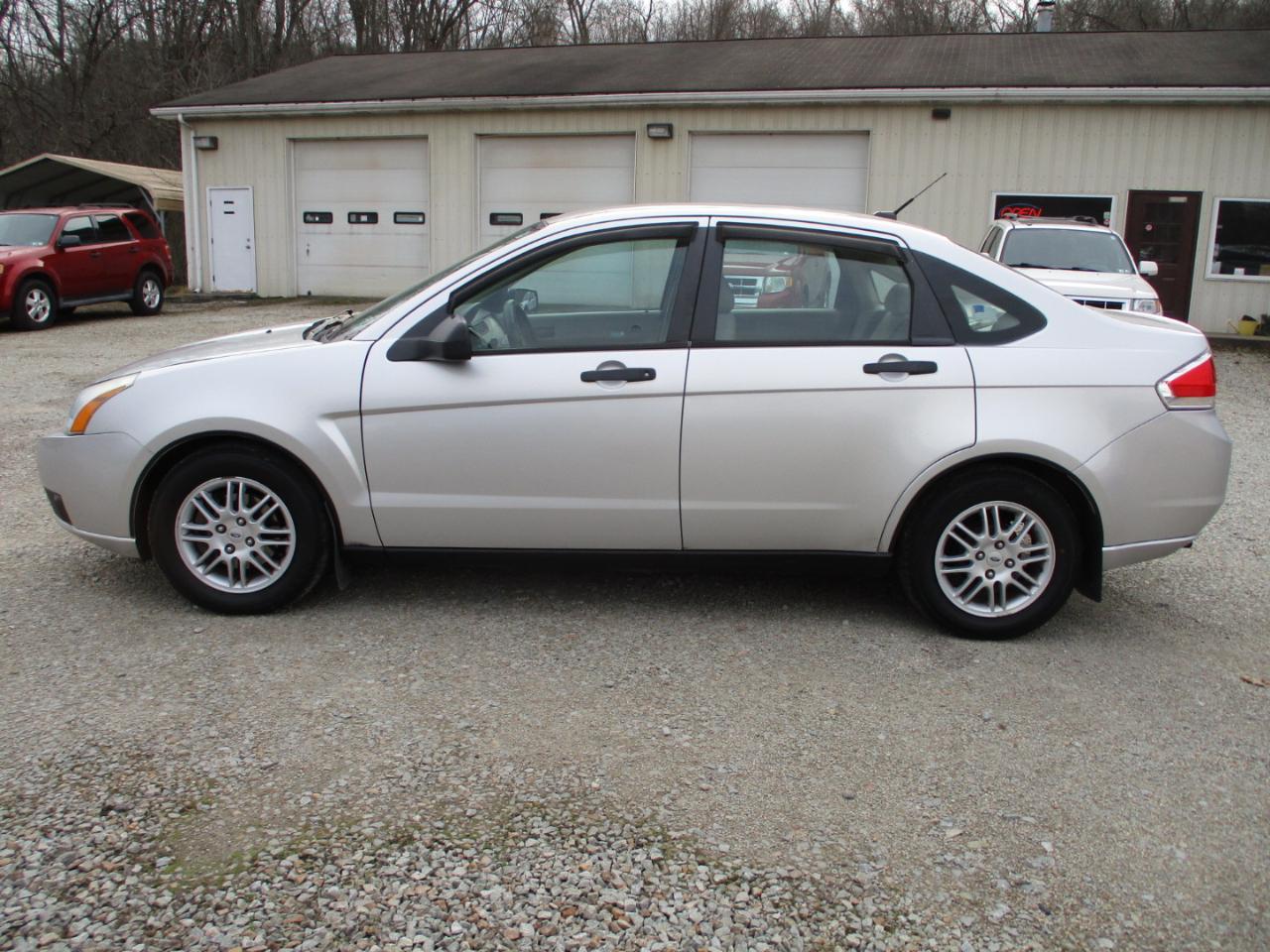 Ford Focus 4dr Sdn SE 2011