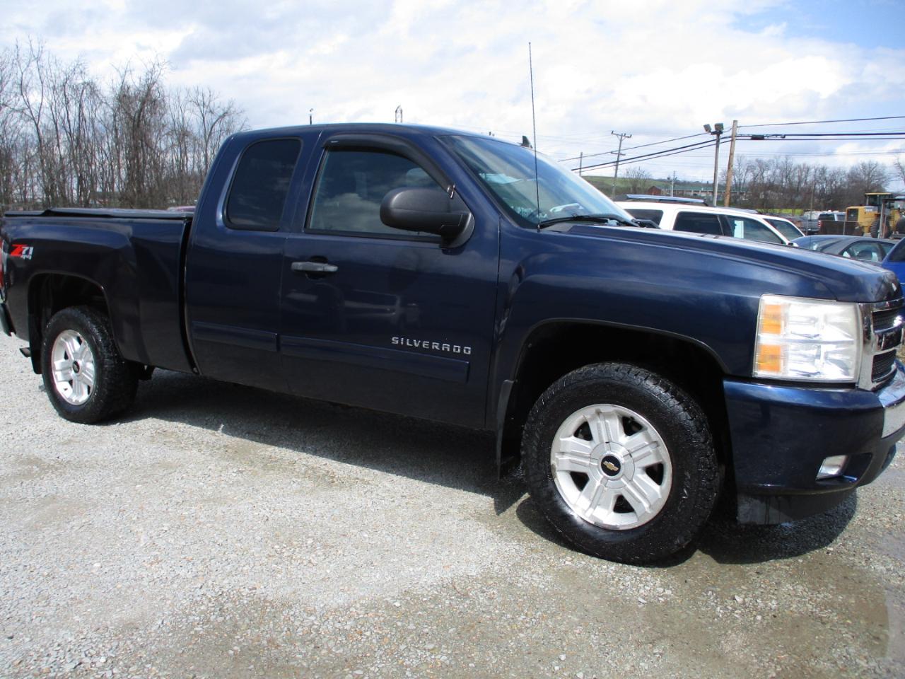 Chevrolet Silverado 1500 4WD Ext Cab 143.5" LT 2011