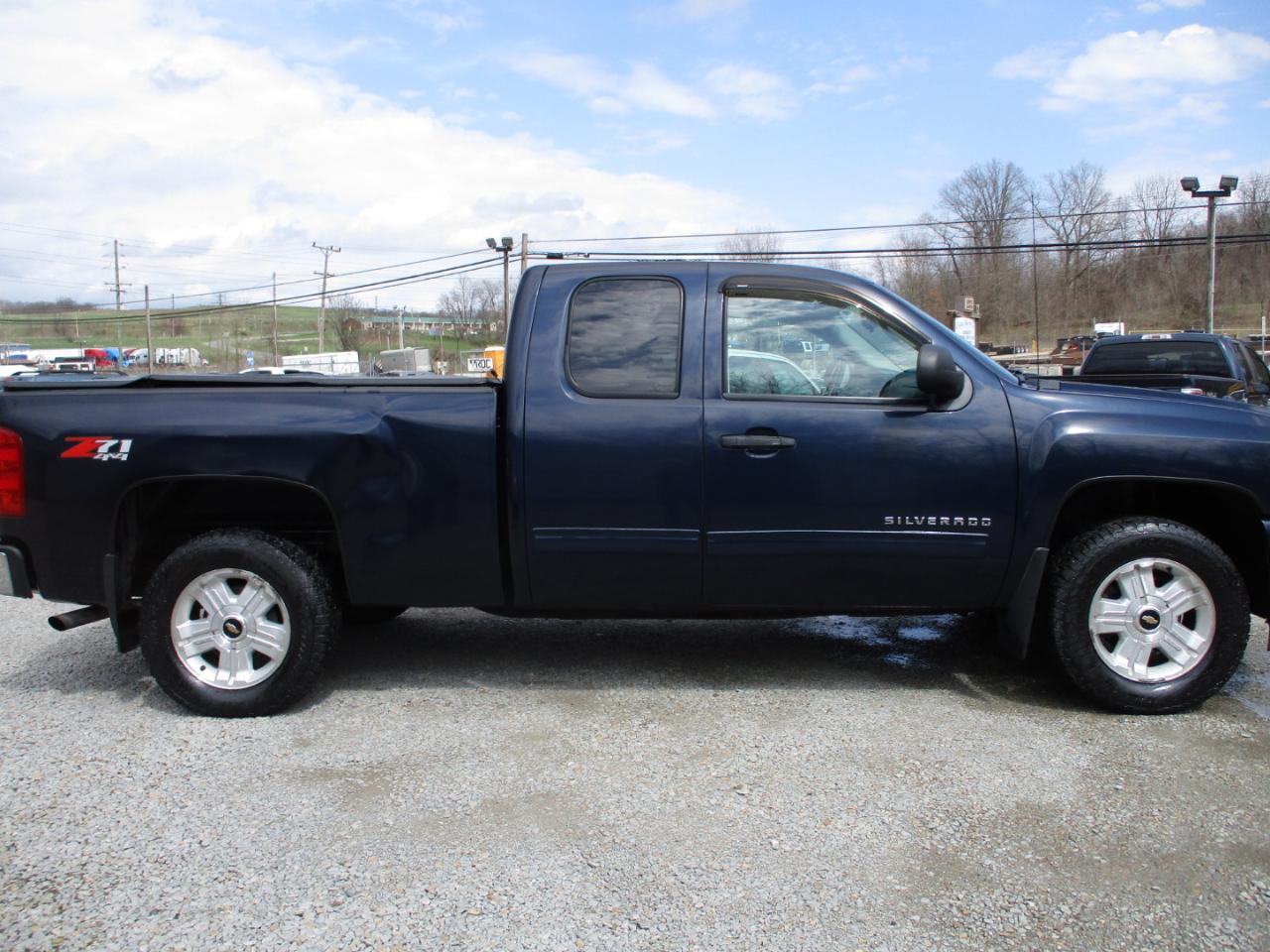 Chevrolet Silverado 1500 4WD Ext Cab 143.5" LT 2011