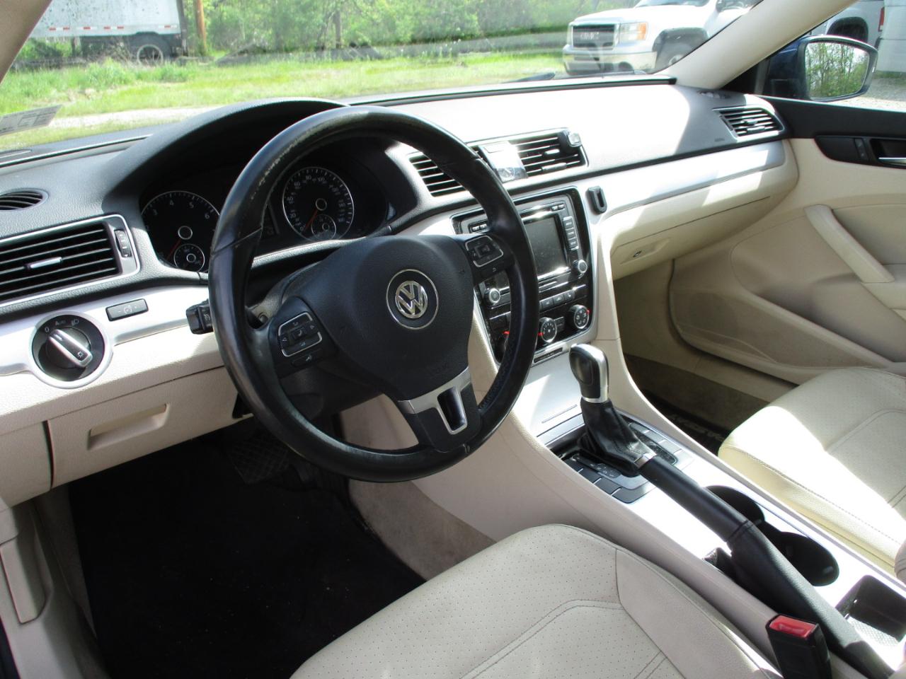 Volkswagen Passat 4dr Sdn 2.5L Auto SE 2013