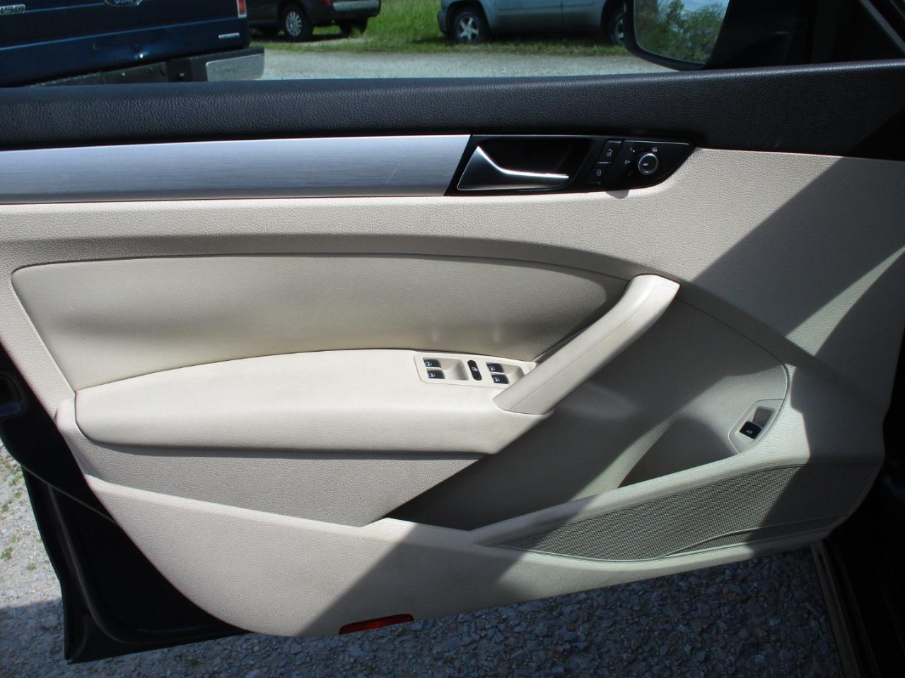 Volkswagen Passat 4dr Sdn 2.5L Auto SE 2013