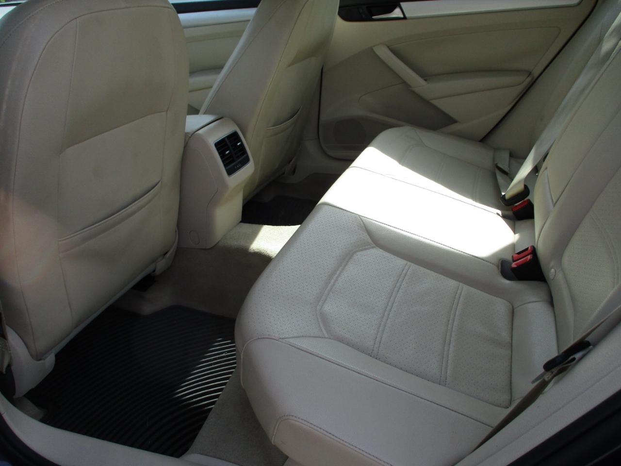Volkswagen Passat 4dr Sdn 2.5L Auto SE 2013