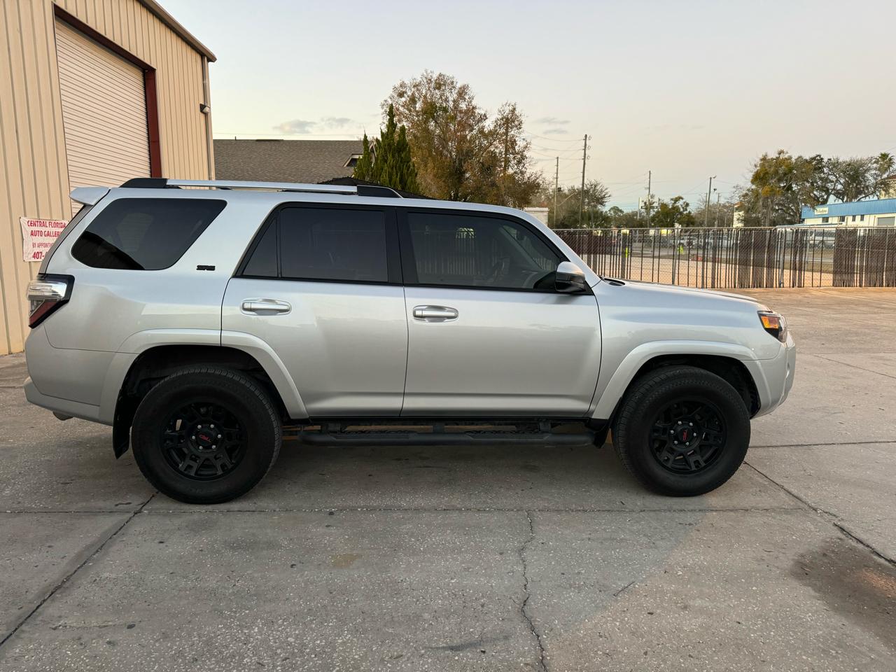 Toyota 4Runner SR5 4WD 2023