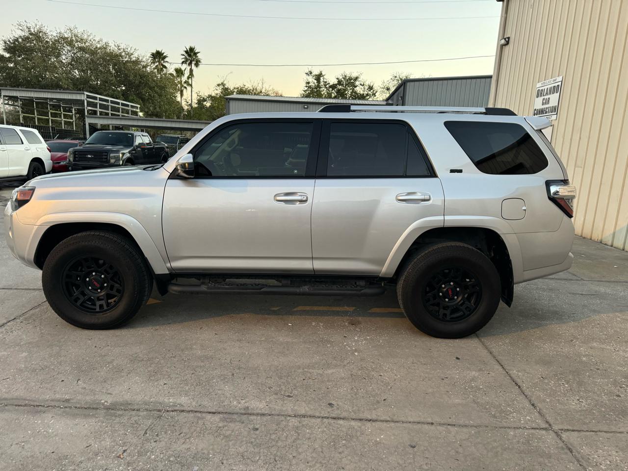 Toyota 4Runner SR5 4WD 2023