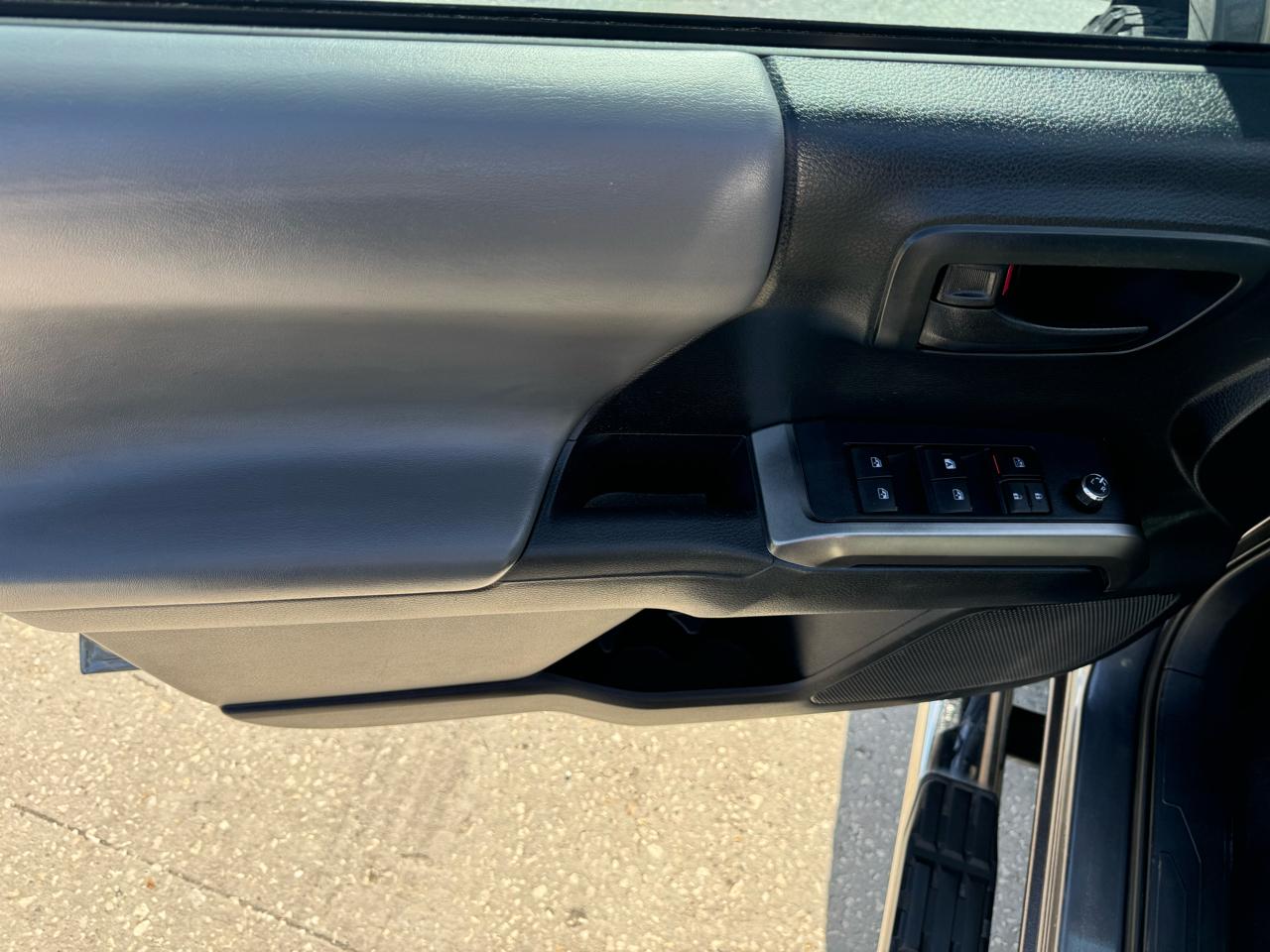 Toyota Tacoma 2WD Double Cab V6 AT SR5 (Natl) 2016