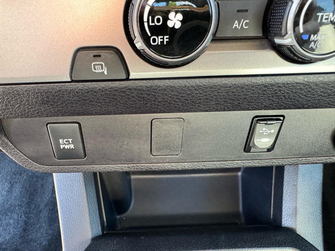 Toyota Tacoma 2WD Double Cab V6 AT SR5 (Natl) 2016