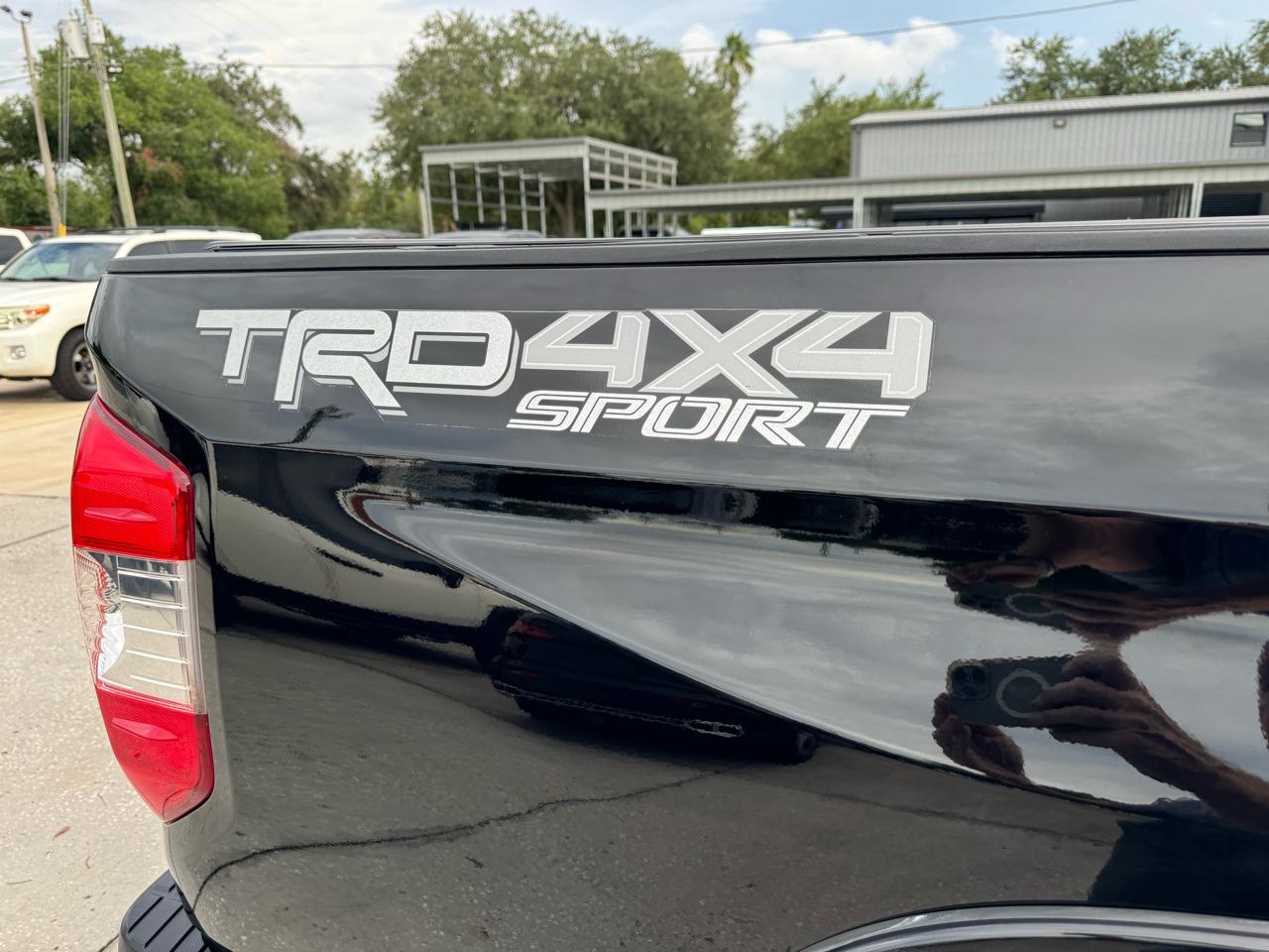 Toyota Tundra SR5 CrewMax 5.7L 4WD 2020