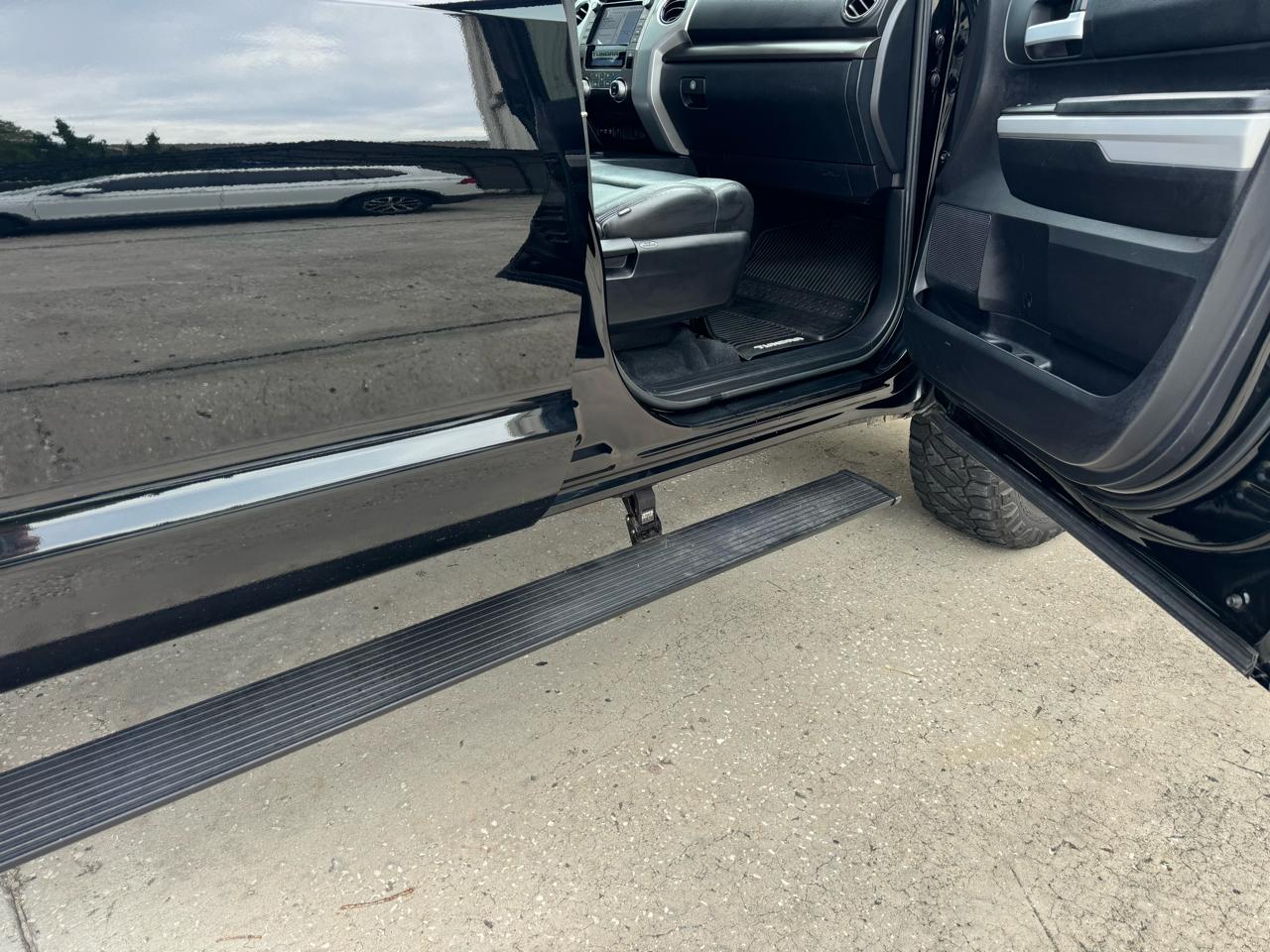 Toyota Tundra SR5 CrewMax 5.7L 4WD 2020