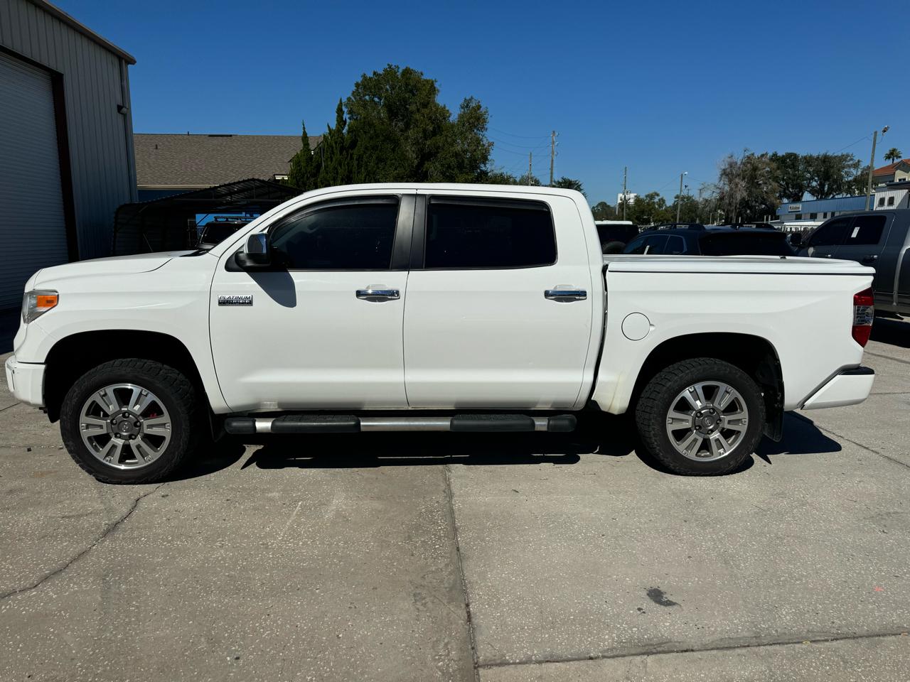 Toyota Tundra Platinum CrewMax 5.7L FFV 4WD 2017