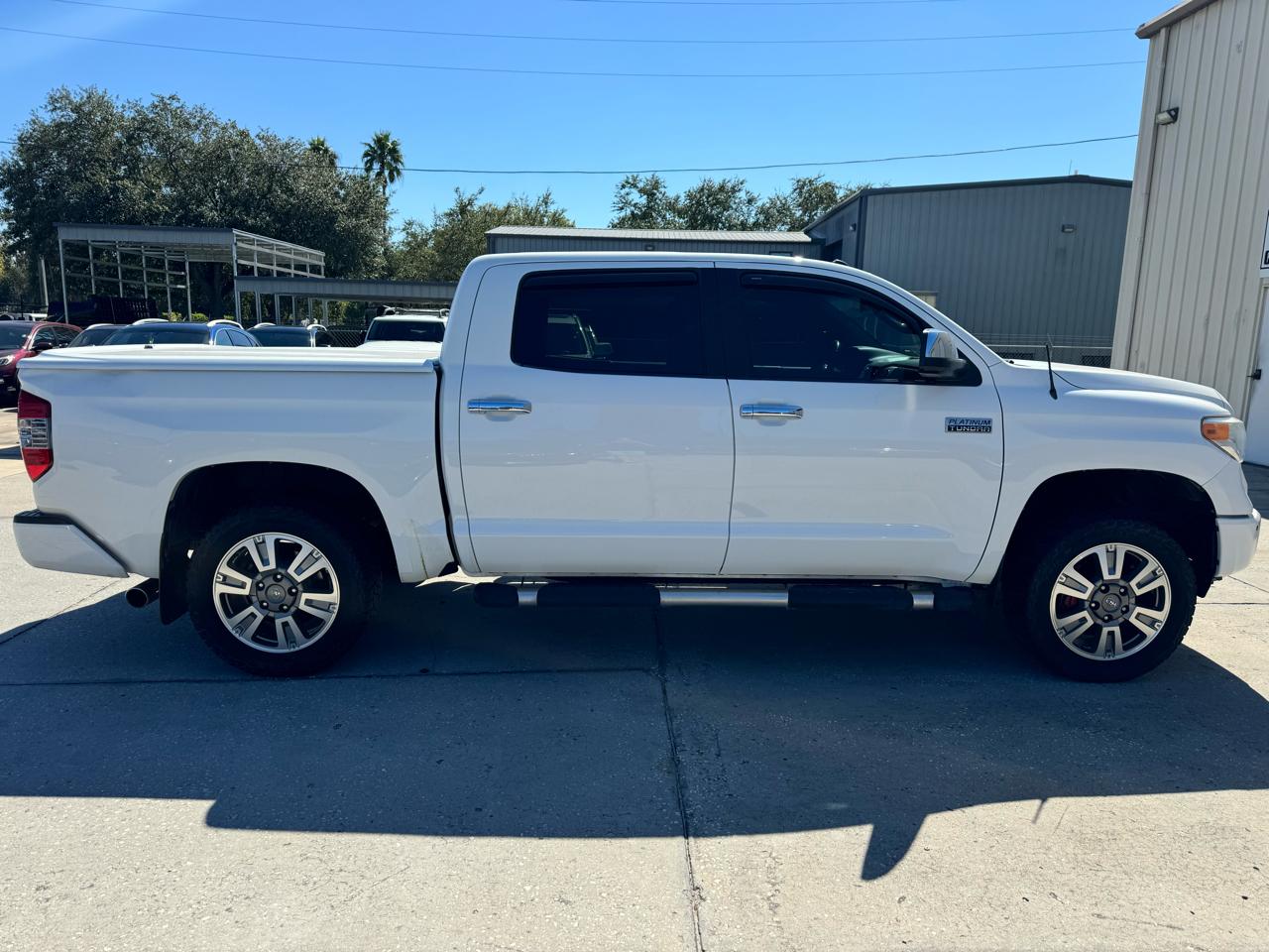 Toyota Tundra Platinum CrewMax 5.7L FFV 4WD 2017