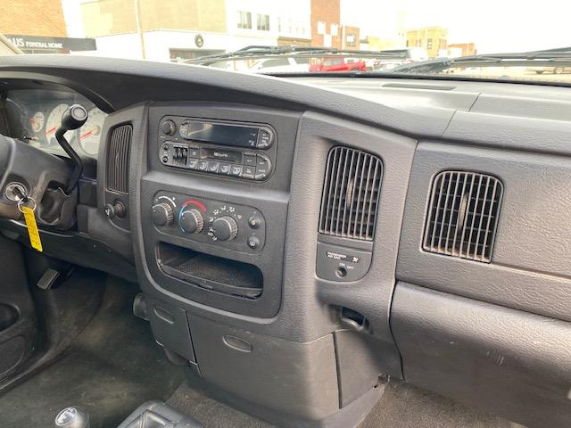 Dodge Ram 1500 2dr Reg Cab 120.5 4WD SLT 2002