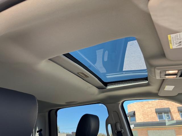 RAM 1500 Laramie Crew Cab 4WD 2012