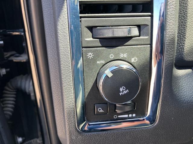 RAM 1500 Laramie Crew Cab 4WD 2012