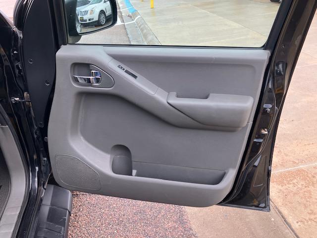 Nissan Frontier LE Crew Cab 4WD 2010