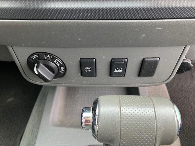 Nissan Frontier LE Crew Cab 4WD 2010