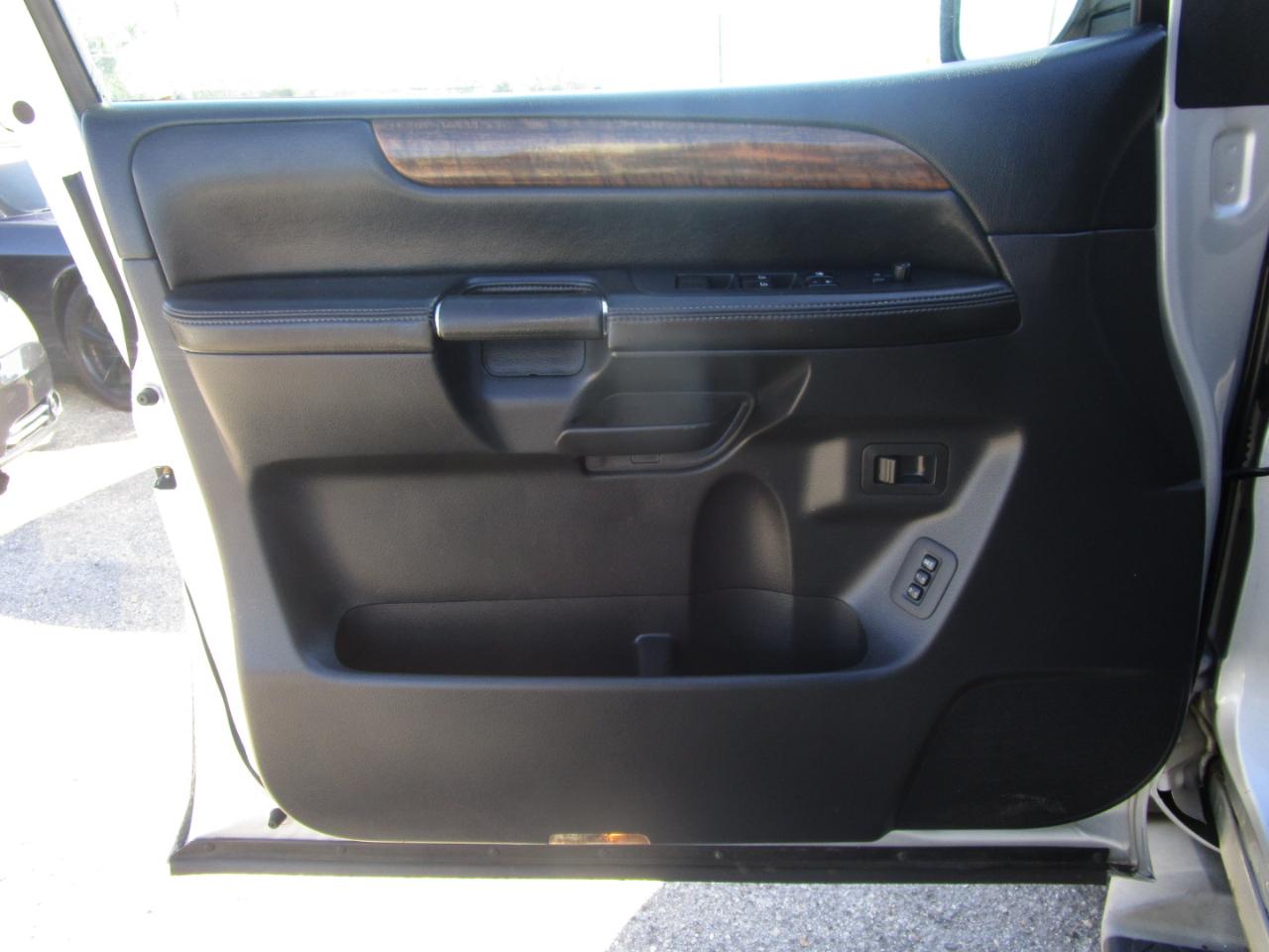 Nissan Armada Platinum 4WD 2012