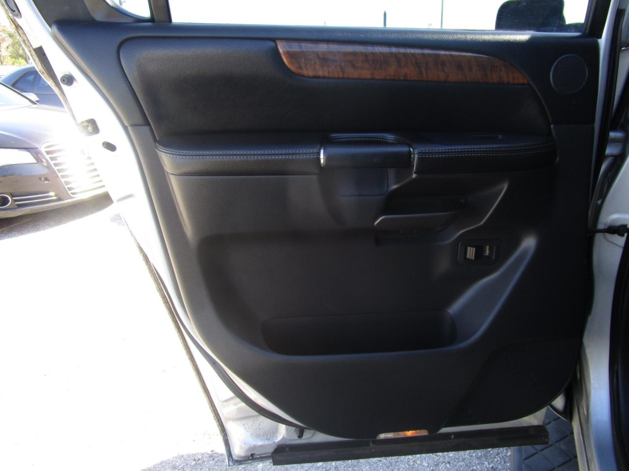 Nissan Armada Platinum 4WD 2012