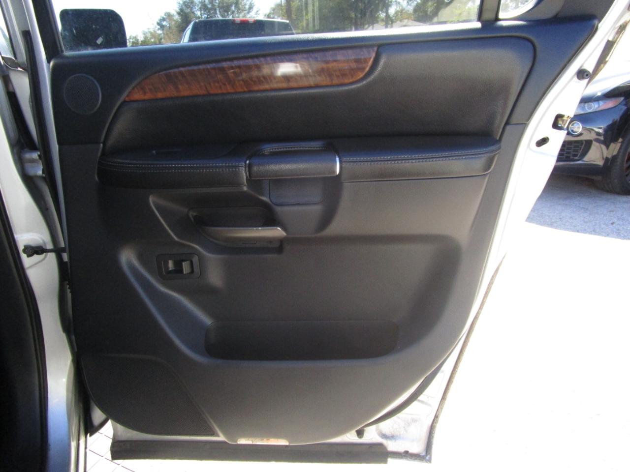 Nissan Armada Platinum 4WD 2012