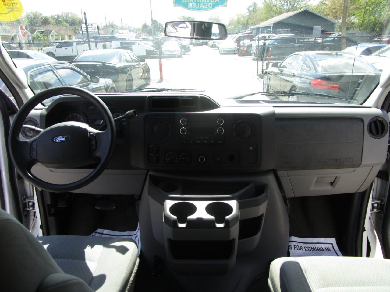 Ford Econoline E-350 XLT Super Duty Extended 2011