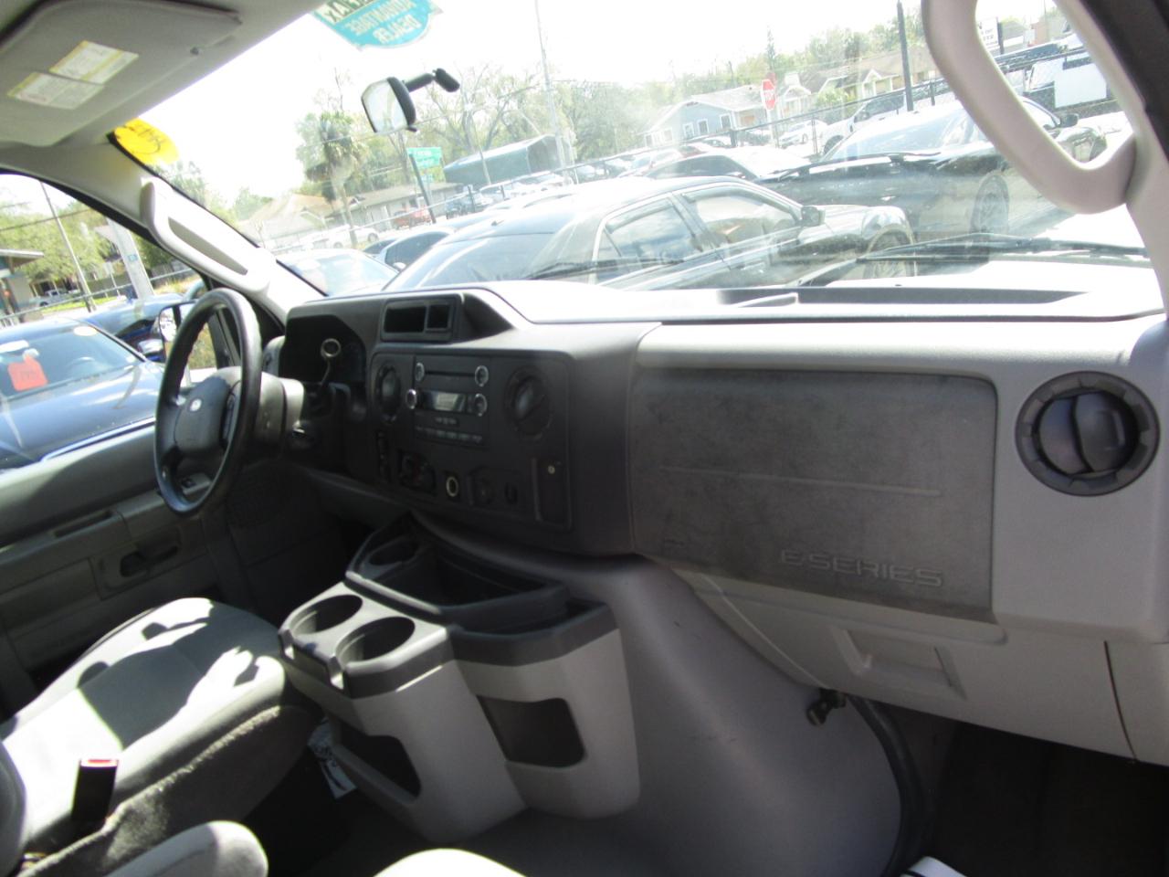 Ford Econoline E-350 XLT Super Duty Extended 2011