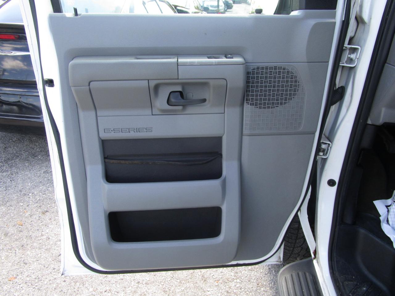 Ford Econoline E-350 XLT Super Duty Extended 2011