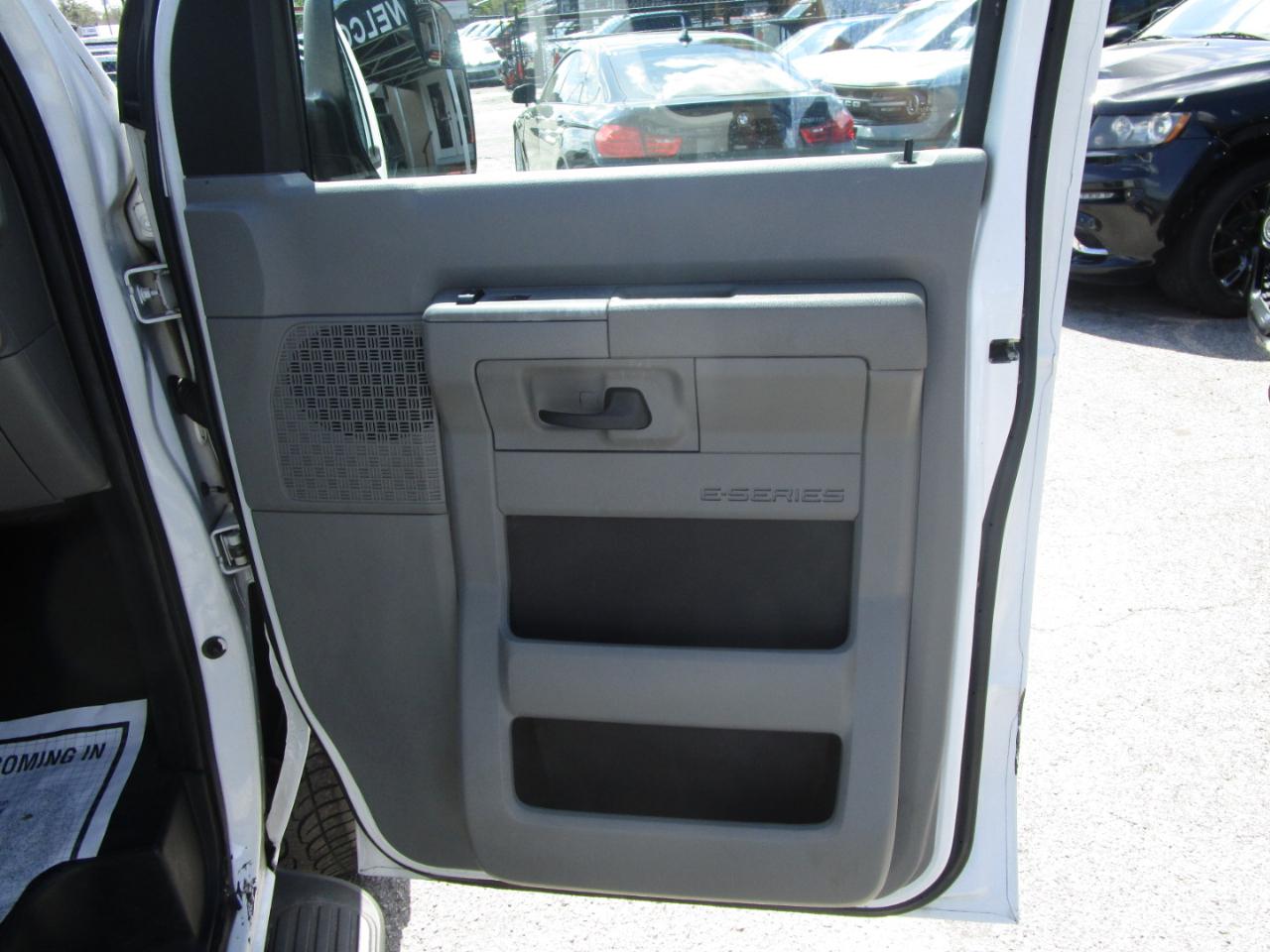 Ford Econoline E-350 XLT Super Duty Extended 2011